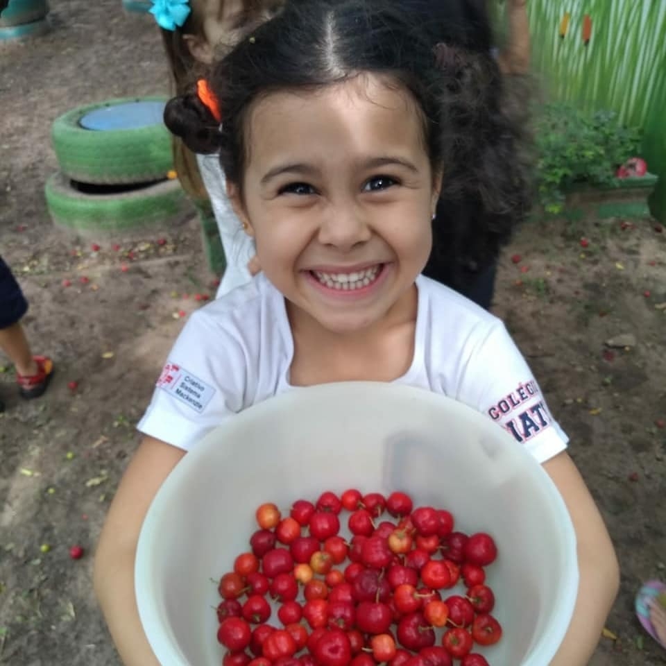 Integrais colhendo acerola!!!